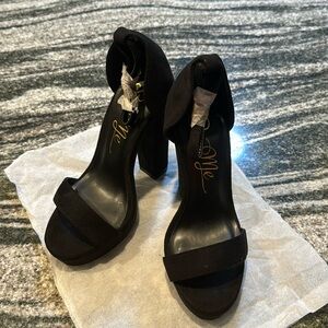NWT So Me Platform Heels Regina One Black Suede